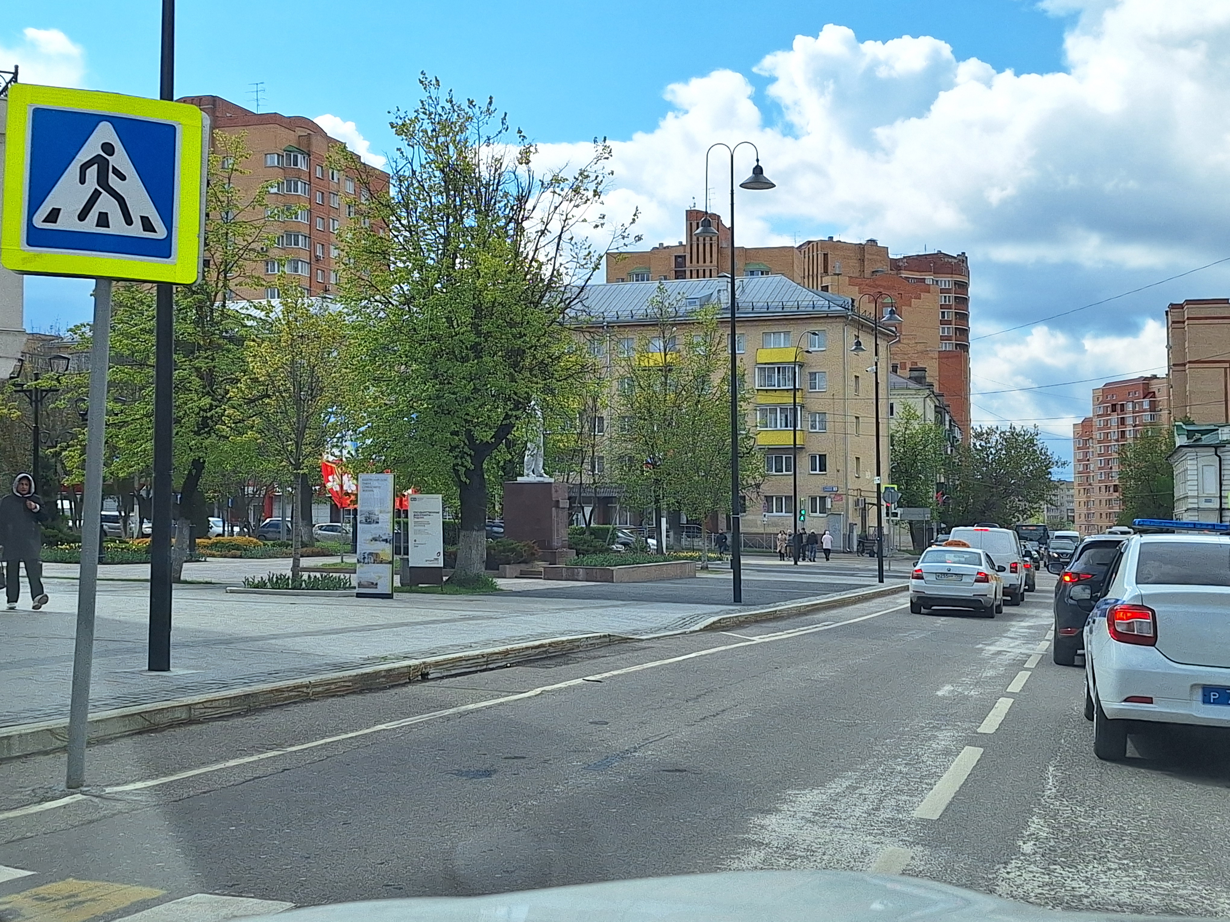 В Истре традиционно красят бордюры | 08.05.2024 | Истра - БезФормата